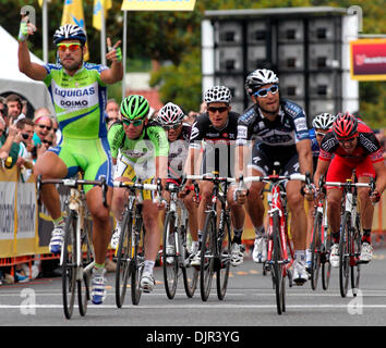 Le 19 mai 2010 - Modesto, Californie, USA - cavalier de l'équipe Liquigas-Doimo FRANCESCO CHICHI d'Italie (à gauche) célèbre en franchissant la ligne d'arrivée avec un temps de 4:55:02 pour gagner l'étape 4 de l'Amgen Tour de Californie. (Crédit Image : © Anthony Bolante/ZUMA Press) Banque D'Images