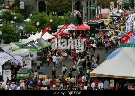 Le 19 mai 2010 - Modesto, Californie, États-Unis - DARRYL BUSH/dbush@modbee.com.Crowds la visite du Amgen Tour de Californie à pied parmi les nombreux forfaits de tentes sur J Street à Modesto, en Californie, le mercredi 19 mai 2010. (Crédit Image : © Darryl Bush/Modesto Bee/ZUMAPRESS.com) Banque D'Images