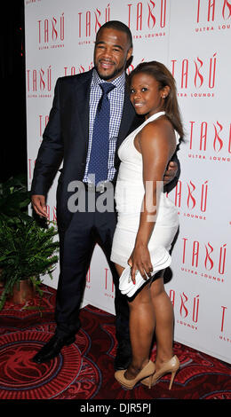 Le 29 mai 2010 - Las Vegas, Nevada, USA - fighter UFC RASHAD EVANS (L) avec son épouse, LATOYA EVANS, arriver à l'UFC 114 post après party au Tabu Lounge Ultra au MGM Grand Hotel/Casino, 29 mai 2010 à Las Vegas, Nevada. (Crédit Image : © David Becker/ZUMApress.com) Banque D'Images