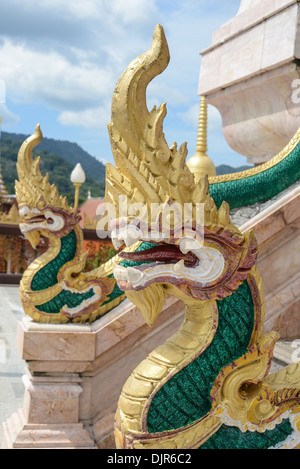 Dragons à Temple de Chalong à Phuket Thaïlande Banque D'Images