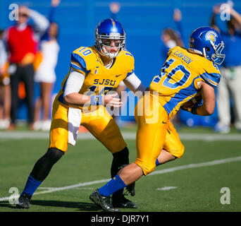 San Jose, CA, . 29 nov., 2013. San Jose State Spartans quarterback David Fales (10) en action au cours de la NCAA Football match entre les San Jose State Spartans et le fresno State Bulldogs au Spartan Stadium à San Jose, CA. San Jose a défait Fresno State 62-52. Damon Tarver/CSM/Alamy Live News Banque D'Images