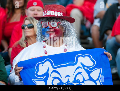 San Jose, CA, . 29 nov., 2013. Un ventilateur de Fresno State Bulldogs durant la NCAA Football match entre les San Jose State Spartans et le fresno State Bulldogs au Spartan Stadium à San Jose, CA. San Jose a défait Fresno State 62-52. Damon Tarver/CSM/Alamy Live News Banque D'Images