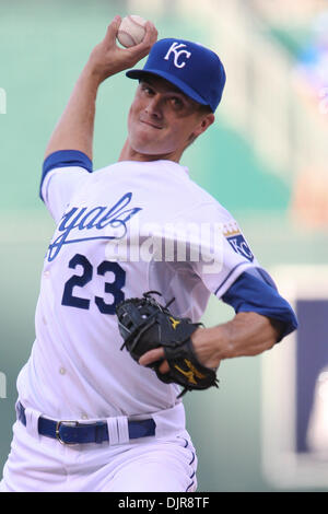 10 avril 2010 - Kansas City, Missouri, États-Unis - 10 Avril 2010 : le lanceur partant des Royals de Kansas City, Zack Greinke (23) se réchauffe entre les manches du samedi au cours d'un match de baseball, les Red Sox de Boston's défait Royals de Kansas City 8-3 à Kauffman Stadium de Kansas City, Missouri. (Crédit Image : © James Allison/ZUMApress.com) Southcreek/mondial Banque D'Images