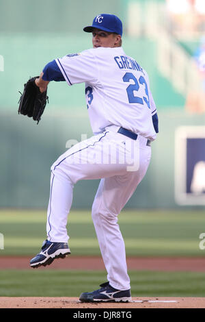 10 avril 2010 - Kansas City, Missouri, États-Unis - 10 Avril 2010 : le lanceur partant des Royals de Kansas City, Zack Greinke (23) se réchauffe entre les manches du samedi au cours d'un match de baseball, les Red Sox de Boston's défait Royals de Kansas City 8-3 à Kauffman Stadium de Kansas City, Missouri. (Crédit Image : © James Allison/ZUMApress.com) Southcreek/mondial Banque D'Images