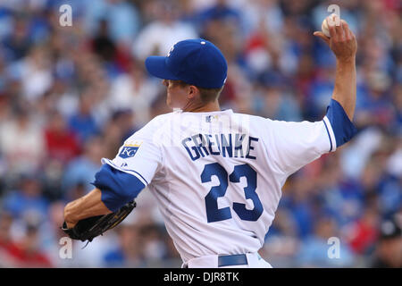 10 avril 2010 - Kansas City, Missouri, États-Unis - 10 Avril 2010 : le lanceur partant des Royals de Kansas City, Zack Greinke (23)lors d'un match de baseball de samedi, les Red Sox de Boston's défait Royals de Kansas City 8-3 à Kauffman Stadium de Kansas City, Missouri. (Crédit Image : © James Allison/ZUMApress.com) Southcreek/mondial Banque D'Images