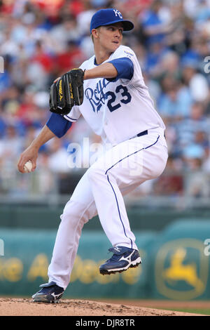 10 avril 2010 - Kansas City, Missouri, États-Unis - 10 Avril 2010 : le lanceur partant des Royals de Kansas City, Zack Greinke (23)lors d'un match de baseball de samedi, les Red Sox de Boston's défait Royals de Kansas City 8-3 à Kauffman Stadium de Kansas City, Missouri. (Crédit Image : © James Allison/ZUMApress.com) Southcreek/mondial Banque D'Images