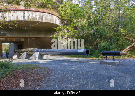 Winslow Battery arme de 16 pouces et munitions conservées à la réserve naturelle nationale de la rive est de la Virginie. Banque D'Images