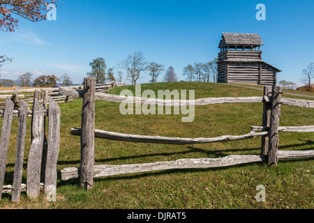 Tour d'observation et cabine sur Groundhog Mountain sur Blue Ridge Parkway en Virginie. Banque D'Images