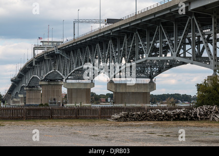 George P Coleman Memorial Bridge - pont à double bascule au-dessus de la rivière York à Yorktown, en Virginie. Banque D'Images