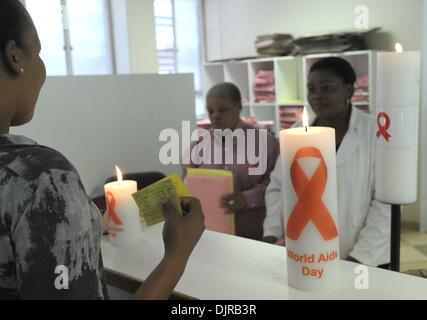 Johannesburg, Afrique du Sud. 29 nov., 2013. Un patient attend de voir un médecin au ministère de l'Hôpital Universitaire Helen Jose à Johannesburg, Afrique du Sud, le 28 novembre 2013. Les dernières statistiques montrent que les infections par le VIH ont diminué chez les jeunes en Afrique du Sud. © Li Qihua/Xinhua/Alamy Live News Banque D'Images