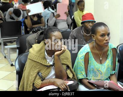 Johannesburg, Afrique du Sud. 29 nov., 2013. Les patients attendent pour les médicaments contre le VIH au ministère de l'Hôpital Universitaire Helen Jose à Johannesburg, Afrique du Sud, le 28 novembre 2013. Les dernières statistiques montrent que les infections par le VIH ont diminué chez les jeunes en Afrique du Sud. © Li Qihua/Xinhua/Alamy Live News Banque D'Images