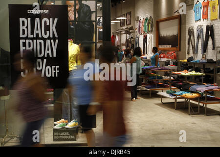 Santo Domingo, République dominicaine. 29 novembre 2013. Séparez les résidents dans un magasin sur "vendredi noir" à Santo Domingo, capitale de la République dominicaine, le 29 novembre 2013. (Xinhua/Roberto Guzman/Alamy Live News) Banque D'Images