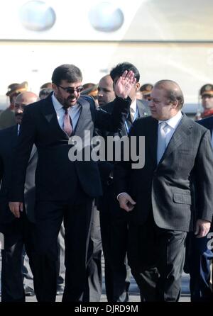 Kaboul, Afghanistan. 29 nov., 2013. Le Premier Ministre pakistanais Nawaz Sharif (R) arrive à l'aéroport international de Kaboul à Kaboul pour une visite en Afghanistan . © Omid/Xinhua/Alamy Live News Banque D'Images