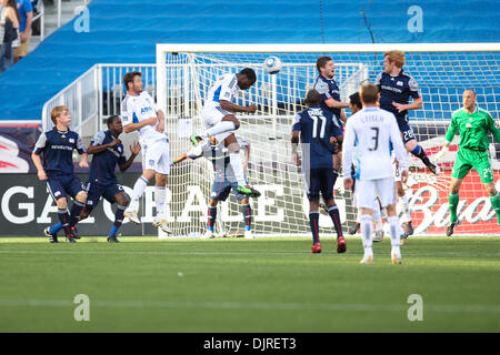 15 mai 2010 - Foxboro, Massachusetts, États-Unis - 15 mai 2010 : le milieu de terrain de San Jose Brandon McDonald # 14 prend un tir au but dans la seconde moitié de jeu de jouer contre New England Revolution au Stade Gillette, Foxboro, Massachusetts. Le jeu s'est terminée par un 0 - 0 match nul. (Crédit Image : © Mark Fort/global/ZUMApress.com) Southcreek Banque D'Images