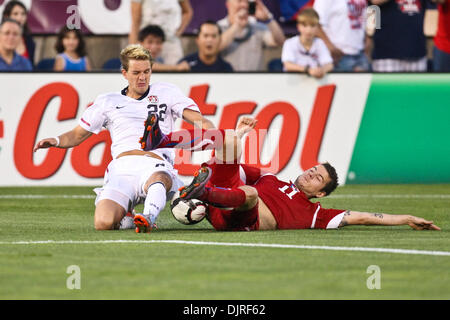 25 mai 2010 - East Hartford, Connecticut, États-Unis - 25 mai 2010 : Coupe du Monde de football. La République tchèque Daniel Pudil (11) se heurte à l'United States's Stuart Holden (22) pendant un match amical à Rentschler Field, East Hartford, Connecticut. La République tchèque a remporté le match 4 - 2. (Crédit Image : © Mark Fort/global/ZUMApress.com) Southcreek Banque D'Images