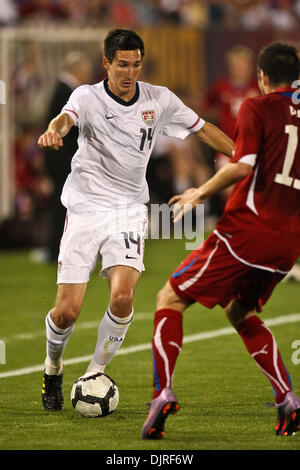 25 mai 2010 - East Hartford, Connecticut, États-Unis - 25 mai 2010 : Coupe du Monde de football. Sacha Kljestan milieu des États-Unis (14) lance le ballon en milieu de terrain pendant un match amical à Rentschler Field, East Hartford, Connecticut. La République tchèque a remporté le match 4 - 2. (Crédit Image : © Mark Fort/global/ZUMApress.com) Southcreek Banque D'Images