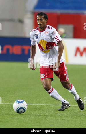 Le 29 mai 2010 - Foxboro, Massachusetts, États-Unis - 29 mai 2010 : New York Red Bulls Defender Roy Miller (7) déplace le ballon au milieu de terrain au cours du jeu au stade Gillette, Foxboro, Massachusetts..marque obligatoire fort / Southcreek Global (Image Crédit : © Mark Fort/global/ZUMApress.com) Southcreek Banque D'Images