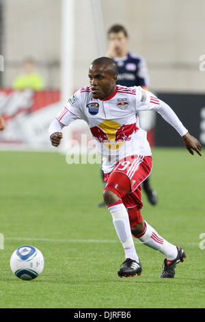 Le 29 mai 2010 - Foxboro, Massachusetts, États-Unis - 29 mai 2010 : New York Red Bulls Dane Richards avant (19) se déplace le ballon en position de marquer au cours de la première période de jeu de jouer au Stade Gillette, Foxboro, Massachusetts..marque obligatoire fort / Southcreek Global (Image Crédit : © Mark Fort/global/ZUMApress.com) Southcreek Banque D'Images