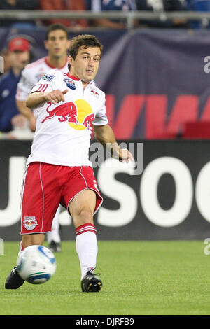 Le 29 mai 2010 - Foxboro, Massachusetts, États-Unis - 29 mai 2010 : New York Red Bulls Midfileder Sinisa Ubiparipovic (8) met en place le ballon pour un tir au but au cours de première période jeu jouer au Stade Gillette, Foxboro, Massachusetts..marque obligatoire fort / Southcreek Global (Image Crédit : © Mark Fort/global/ZUMApress.com) Southcreek Banque D'Images