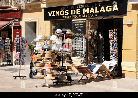 Chapeaux pour vendre à l'extérieur d'une boutique de vins, Malaga, Costa del Sol, la province de Malaga, Andalousie, Espagne, Europe de l'Ouest. Banque D'Images