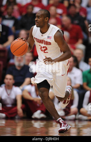 Mar. 06, 2010 - Stanford, Californie, États-Unis - 06 mars 2010 : JR Stanford Guard Da'Veed Dildy (32) apporte la balle upcourt PAC-10 au cours de l'action entre le Stanford Cardinal et les Golden Bears Cal au pavillon de l'érable de Stanford, en Californie. La rivalité s'Cal 71-61 jeu. (Crédit Image : © Matt Cohen/ZUMApress.com) Southcreek/mondial Banque D'Images