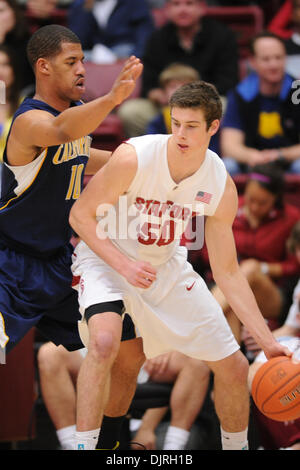 Mar. 06, 2010 - Stanford, Californie, États-Unis - 06 mars 2010 : Cal SR l'avant Jamal Boykin (10) gardiens de l'avant afin de Stanford Jack Trotter (50) au cours de l'action entre la PAC-10 Stanford Cardinal et les Golden Bears Cal au pavillon de l'érable de Stanford, en Californie. La rivalité s'Cal 71-61 jeu. (Crédit Image : © Matt Cohen/ZUMApress.com) Southcreek/mondial Banque D'Images