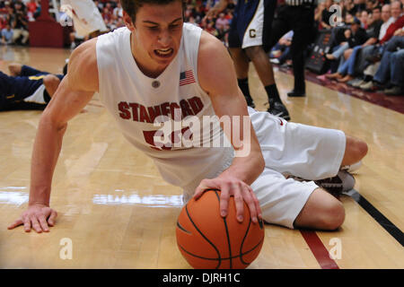 Mar. 06, 2010 - Stanford, Californie, États-Unis - 06 mars 2010 : l'avant afin de Stanford Jack Trotter (50) sauve la balle de sortir des limites au cours de l'action entre la PAC-10 Stanford Cardinal et les Golden Bears Cal au pavillon de l'érable de Stanford, en Californie. La rivalité s'Cal 71-61 jeu. (Crédit Image : © Matt Cohen/ZUMApress.com) Southcreek/mondial Banque D'Images