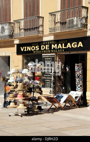 Chapeaux pour vendre à l'extérieur d'une boutique de vins, Malaga, Costa del Sol, la province de Malaga, Andalousie, Espagne, Europe de l'Ouest. Banque D'Images