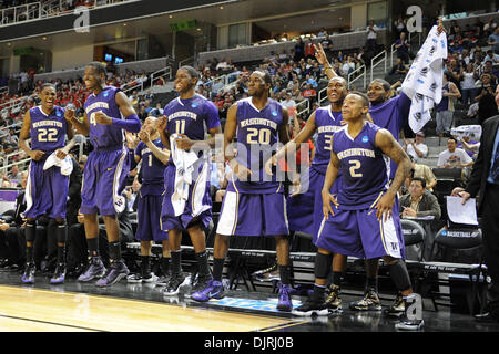 20 mars 2010 - San Jose, Californie, États-Unis - 20 mars 2010 : Le banc de Washington célèbre comme le temps tire à sa fin au cours de l'ouverture round jouer dans la région de l'Est entre le New Mexico Lobos et le Washington Huskies au Pavilion HP à San Jose, Californie. Washington avancé pour le Sweet 16 avec une rout 82-64. (Crédit Image : © Matt Cohen/ZUMApress.com) Southcreek/mondial Banque D'Images