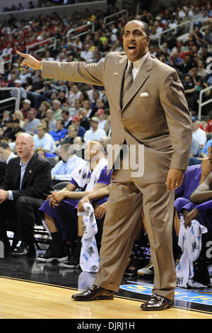 20 mars 2010 - San Jose, Californie, États-Unis - 20 mars 2010 : Washington entraîneur en chef Lorenzo Romar soutient un appel au cours de deuxième tour jouer dans la région de l'Est entre le New Mexico Lobos et le Washington Huskies au Pavilion HP à San Jose, Californie. Washington avancé pour le Sweet 16 avec une rout 82-64. (Crédit Image : © Matt Cohen/ZUMApress.com) Southcreek/mondial Banque D'Images