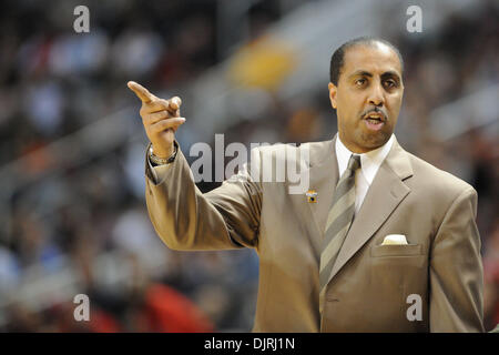 20 mars 2010 - San Jose, Californie, États-Unis - 20 mars 2010 : Washington entraîneur en chef Lorenzo Romar ordonne à ses joueurs au cours de deuxième tour jouer dans la région de l'Est entre le New Mexico Lobos et le Washington Huskies au Pavilion HP à San Jose, Californie. Washington avancé pour le Sweet 16 avec une rout 82-64. (Crédit Image : © Matt Cohen/ZUMApress.com) Southcreek/mondial Banque D'Images