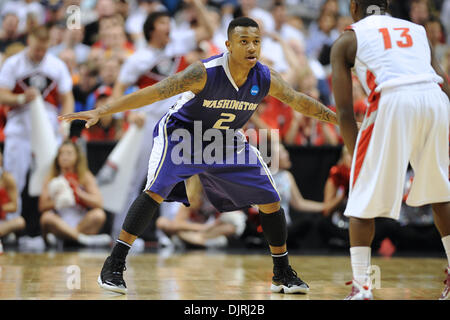 20 mars 2010 - San Jose, Californie, États-Unis - 20 mars 2010 : Washington Isaiah Thomas garde donc (2) défend au cours de deuxième tour jouer dans la région de l'Est entre le New Mexico Lobos et le Washington Huskies au Pavilion HP à San Jose, Californie. Washington avancé pour le Sweet 16 avec une rout 82-64. (Crédit Image : © Matt Cohen/ZUMApress.com) Southcreek/mondial Banque D'Images