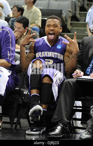 20 mars 2010 - San Jose, Californie, États-Unis - 20 mars 2010 : Washington Isaiah Thomas garde donc (2) célèbre dans les dernières secondes du deuxième tour jouer dans la région de l'Est entre le New Mexico Lobos et le Washington Huskies au Pavilion HP à San Jose, Californie. Washington avancé pour le Sweet 16 avec une rout 82-64. (Crédit Image : © Matt Cohen/ZUMApress.com) Southcreek/mondial Banque D'Images