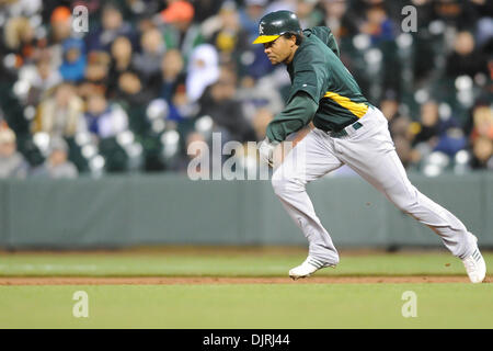 Avril 02, 2010 - San Francisco, Californie, États-Unis - 02 Avril 2010 : Oakland A's FC Coco Crisp (4) tente de voler le deuxième au cours d'une ''bridge'' match hors-série entre l'Oakland A's et les Giants de San Francisco à AT&T Park à San Francisco, CA. (Crédit Image : © Matt Cohen/ZUMApress.com) Southcreek/mondial Banque D'Images