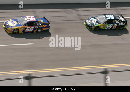 Avril 25, 2010 - Lincoln, Nebraska, États-Unis - 25 avril 2010 NAPA Pièces : Suto pilote Martin Truex Jr. (56) pilote Aflac Carl Edwards (99) 2 au cours de l'Aaron's 499 à Talladega SuperSpeedway à Lincoln, en Alabama. (Crédit Image : © Jason Clark/ZUMApress.com) Southcreek/mondial Banque D'Images