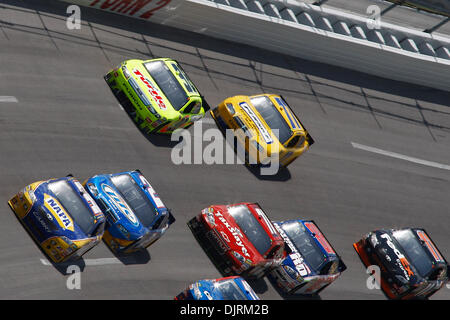 Avril 25, 2010 - Lincoln, Nebraska, États-Unis - 25 Avril 2010 : les conducteurs passent par tour 2 au cours de l'Aaron's 499 à Talladega SuperSpeedway à Lincoln, en Alabama. (Crédit Image : © Jason Clark/ZUMApress.com) Southcreek/mondial Banque D'Images