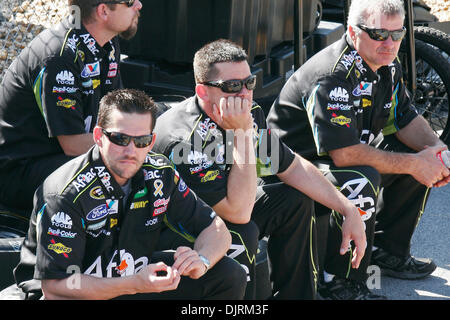 Avril 25, 2010 - Lincoln, Nebraska, États-Unis - 25 Avril 2010 : l'équipage d'Aflac driver Carl Edwards (99) avant l'Aaron's 499 à Talladega SuperSpeedway à Lincoln, en Alabama. (Crédit Image : © Jason Clark/ZUMApress.com) Southcreek/mondial Banque D'Images