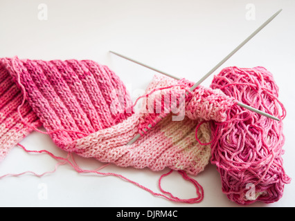 Écharpe tissée avec 'aiguilles à tricoter", [fils] bambou rose 'fils', close-up Banque D'Images