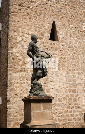 Monument hommage à la compagnie des deux cents Ballesteros de M. Santiago, représente un guerrier armé, arbalète, Baeza, Espagne Banque D'Images