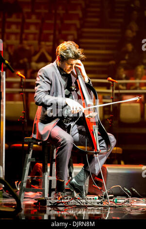 Detroit, Michigan, USA. 29 nov., 2013. Le violoncelliste LUKA SULIC de '2Cellos' fonctionne à la Joe Louis Arena de Détroit. Crédit : Marc Nader/ZUMA/ZUMAPRESS.com/Alamy fil Live News Banque D'Images