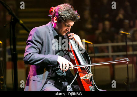 Detroit, Michigan, USA. 29 nov., 2013. Le violoncelliste LUKA SULIC de '2Cellos' fonctionne à la Joe Louis Arena de Détroit. Crédit : Marc Nader/ZUMA/ZUMAPRESS.com/Alamy fil Live News Banque D'Images