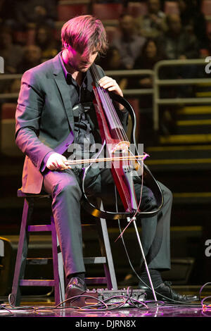 Detroit, Michigan, USA. 29 nov., 2013. Le violoncelliste STJEPAN HAUSER de '2Cellos' fonctionne à la Joe Louis Arena de Détroit. Crédit : Marc Nader/ZUMA/ZUMAPRESS.com/Alamy fil Live News Banque D'Images