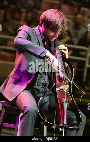 Detroit, Michigan, USA. 29 nov., 2013. Le violoncelliste STJEPAN HAUSER de '2Cellos' fonctionne à la Joe Louis Arena de Détroit. Crédit : Marc Nader/ZUMA/ZUMAPRESS.com/Alamy fil Live News Banque D'Images