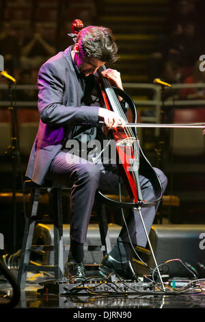 Detroit, Michigan, USA. 29 nov., 2013. Le violoncelliste LUKA SULIC de '2Cellos' fonctionne à la Joe Louis Arena de Détroit. Crédit : Marc Nader/ZUMA/ZUMAPRESS.com/Alamy fil Live News Banque D'Images