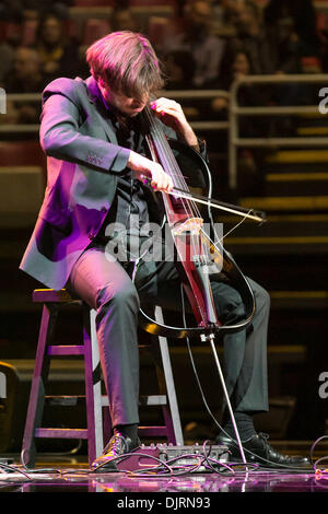 Detroit, Michigan, USA. 29 nov., 2013. Le violoncelliste STJEPAN HAUSER de '2Cellos' fonctionne à la Joe Louis Arena de Détroit. Crédit : Marc Nader/ZUMA/ZUMAPRESS.com/Alamy fil Live News Banque D'Images