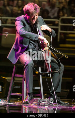 Detroit, Michigan, USA. 29 nov., 2013. Le violoncelliste STJEPAN HAUSER de '2Cellos' fonctionne à la Joe Louis Arena de Détroit. Crédit : Marc Nader/ZUMA/ZUMAPRESS.com/Alamy fil Live News Banque D'Images