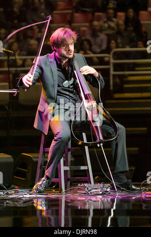 Detroit, Michigan, USA. 29 nov., 2013. Le violoncelliste STJEPAN HAUSER de '2Cellos' fonctionne à la Joe Louis Arena de Détroit. Crédit : Marc Nader/ZUMA/ZUMAPRESS.com/Alamy fil Live News Banque D'Images