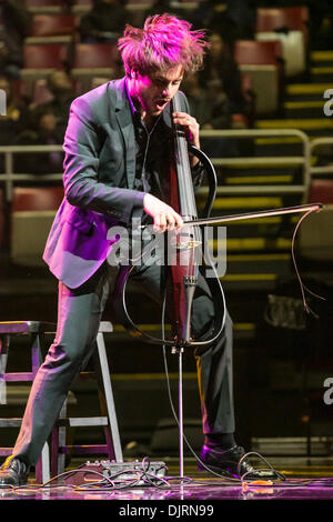 Detroit, Michigan, USA. 29 nov., 2013. Le violoncelliste STJEPAN HAUSER de '2Cellos' fonctionne à la Joe Louis Arena de Détroit. Crédit : Marc Nader/ZUMA/ZUMAPRESS.com/Alamy fil Live News Banque D'Images