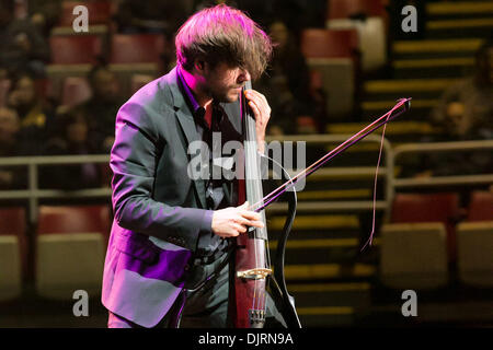 Detroit, Michigan, USA. 29 nov., 2013. Le violoncelliste STJEPAN HAUSER de '2Cellos' fonctionne à la Joe Louis Arena de Détroit. Crédit : Marc Nader/ZUMA/ZUMAPRESS.com/Alamy fil Live News Banque D'Images