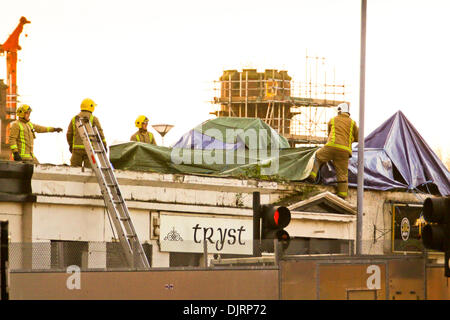 Glasgow, Ecosse, Royaume-Uni. Le 30 novembre 2013. Aube point St Andrews avec les sauveteurs continuant à travailler sur les lieux de l'écrasement d'un hélicoptère de la police que l'opération de sauvetage de changements à la reprise avec la confirmation des décès. Couvrir avec des bâches, les pompiers de l'épave. Credit : ALAN OLIVER/Alamy Live News Banque D'Images